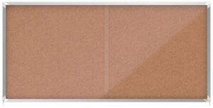 Nobo Premium Plus Vitrina de Puerta Corredera con Fondo de Corcho 27xa4 - Seguridad y Elegancia - Natural