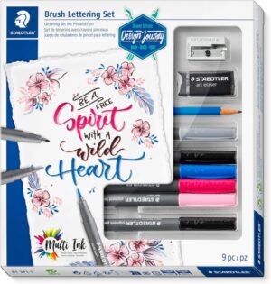Staedtler Brush Lettering Design Journey Pack con 6 Rotuladores Pigment Art para Lettering en Colores Surtidos, Lapiz, Goma de Borrar y Afilalapices