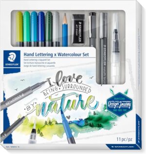 Staedtler Hand Lettering and Watercolour Set Design Journey Pack con 6 Rotuladores Acuarelables Doble Punta en Colores Surtidos, Rotulador Pigment Liner Negro, Rotulador Metalizado Plata, Lapiz Mars Lumograph, Borrador Artistico y Pincel Medio