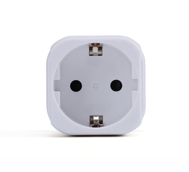 Urban Factory Travelee Adaptador de Viaje Universal - Conexion Entrada UE - Conexion Salida Reino Unido - Color Blanco