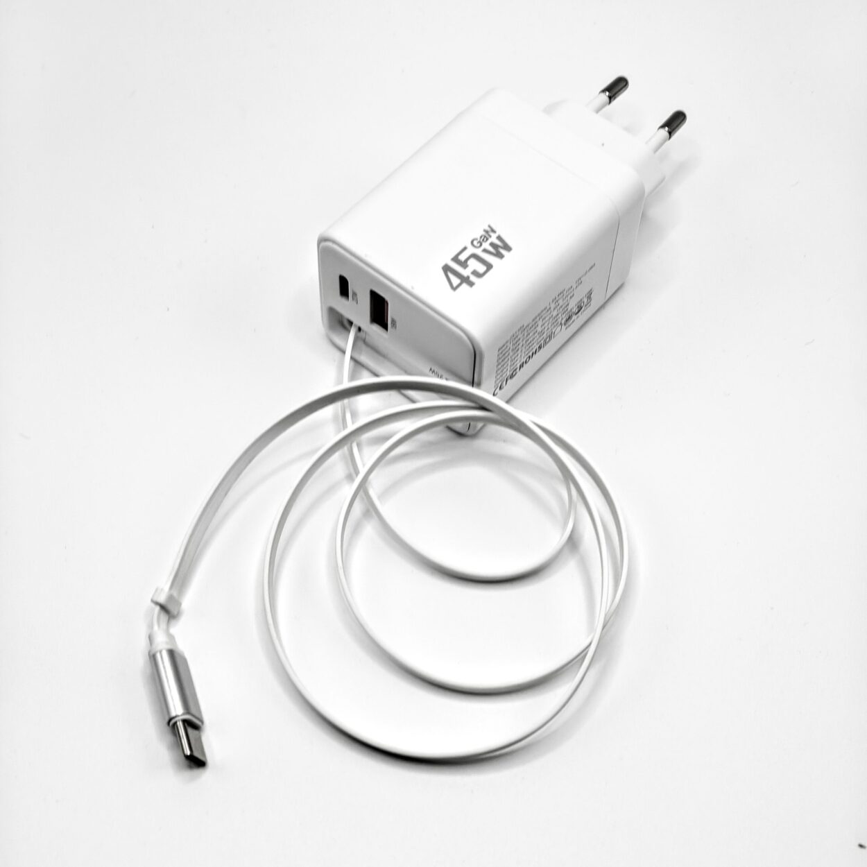 Cargador 45W con cable Tipo C retráctil + Puertos USB-A+USB-C / Carga Ultrarápida Dexler - Imagen 3